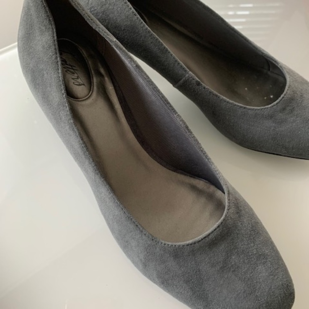 Grey leather suede shoe with block heel